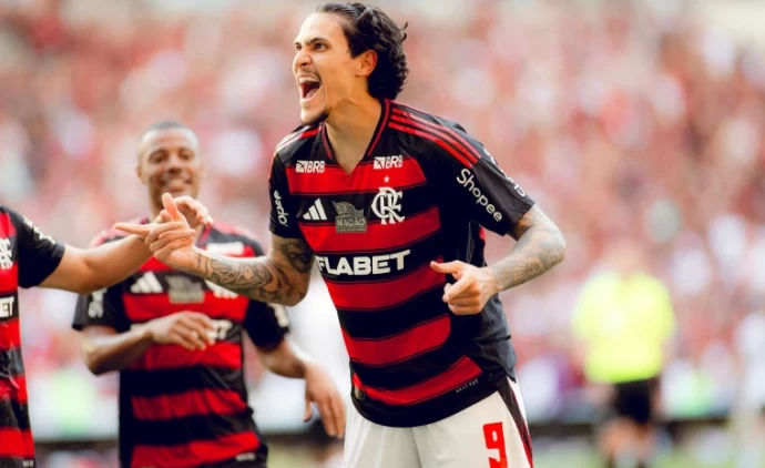 Flamengo domina e goleia Corinthians no Maracanã