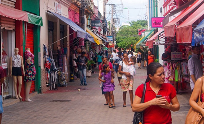 Fecomércio-MT orienta comerciantes de Cuiabá e VG sobre feriado do Dia do Trabalhador
