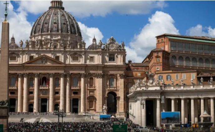 Vaticano registra fumaça branca; novo papa é eleito