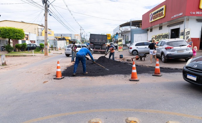 Mutirão tapa-buraco avança no CPA e Morada do Ouro com mais de 400 toneladas de massa asfáltica utilizadas
