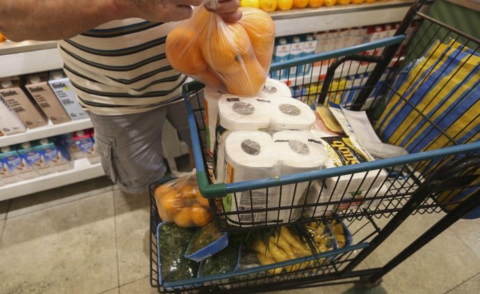 Brasileiro aumentou em mais de 15% valor gasto em supermercados e restaurantes