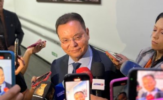 Briga entre suplentes adia licença de Botelho e força saída conjunta com Júlio Campos