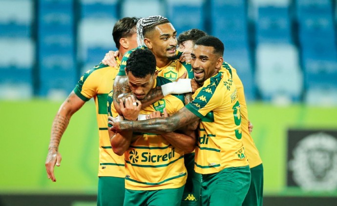 Cuiabá vence o Vila Nova-GO e sobe na tabela da Série B