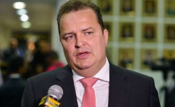 Max Russi reage à aprovação de mais R$ 164 milhões no Fundão Eleitoral Um Absurdo