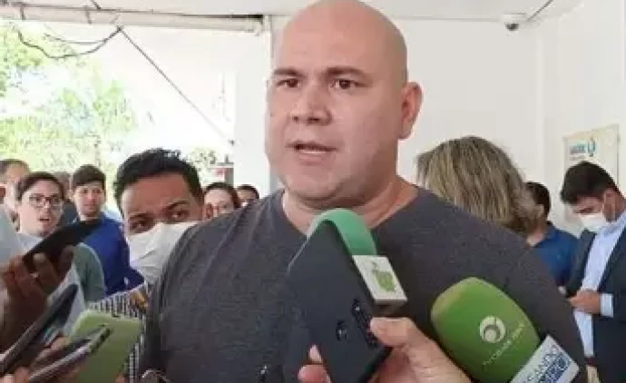 Prefeito culpa dívidas herdadas por falta de abastecimento de remédios e anuncia regularização