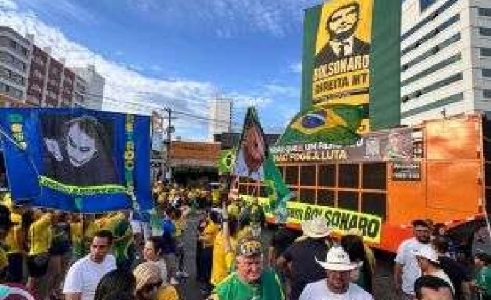 Aos gritos de 