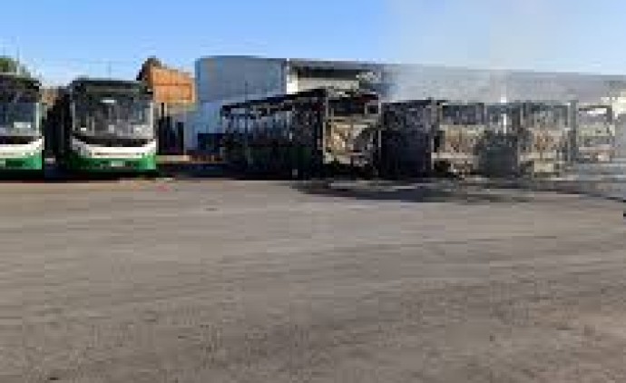 Prefeitura diz que população não será afetada após incêndio atingir ônibus em Cuiabá