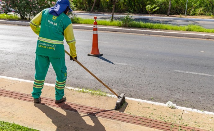 Prefeitura de Cuiabá promove operação de limpeza na Av. Fernando Corrêa da Costa