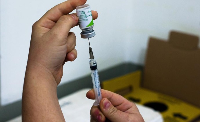 Covid-19 não desapareceu e casos continuam ocorrendo, alerta médico