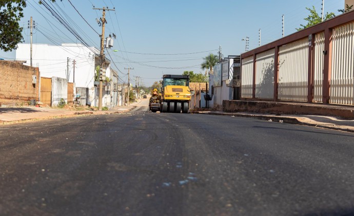 Prefeitura de Cuiabá atende 12 bairros com asfalto, meio-fio, sarjetas e calçadas