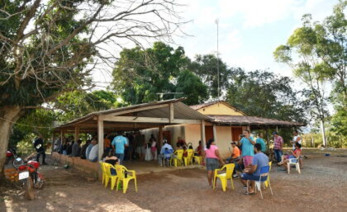 Em Cáceres, Botelho entrega benefícios a agricultores do Assentamento Sadia