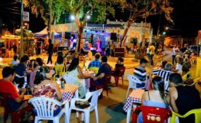 Arraiá Canoa de Prata movimenta Praça da Mandioca