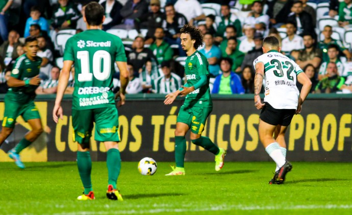 Cuiabá perde para o Coritiba e volta para a zona de rebaixamento no Brasileiro