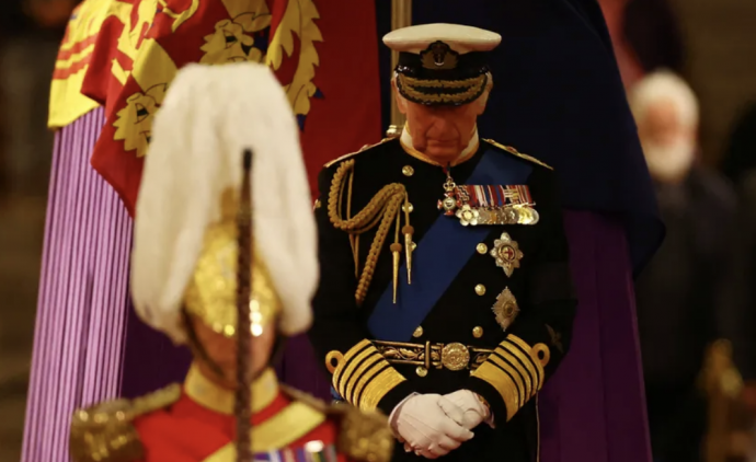 Charles III e os irmãos participam da Vigília dos Príncipes em homenagem à rainha Elizabeth II