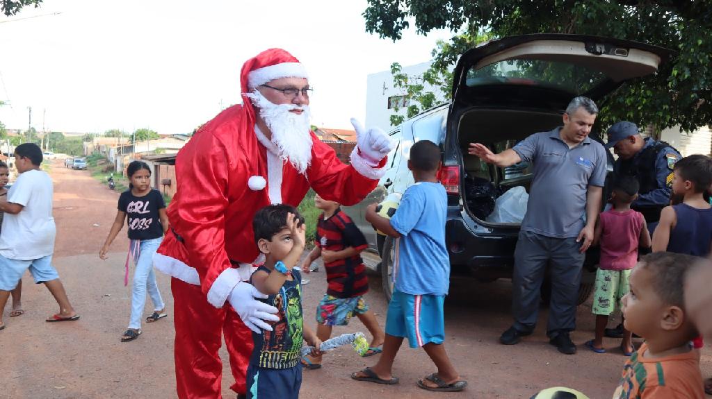 Notícia de MT Política MT Esporte MT Polícia Militar entrega brinquedos e cestas básicas em comemoração ao Natal em Mato Grosso