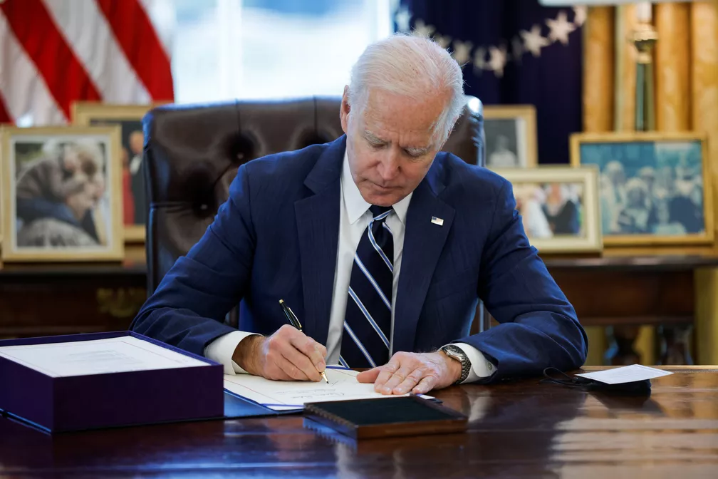 Presidente Joe Biden assina pacote de estímulos econômicos de US$ 1,9 trilhão, o terceiro plano aprovado como alívio dos efeitos da pandemia do coronavírus no país.