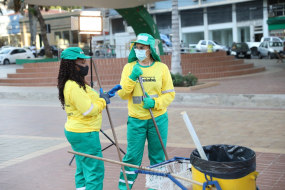 Dia do Gari: Primeira-dama DE CUIABÁ MÁRCIA PINHEIRO veste uniforme, quebra paradigma e conhece rotina de trabalho dos profissionais de limpeza