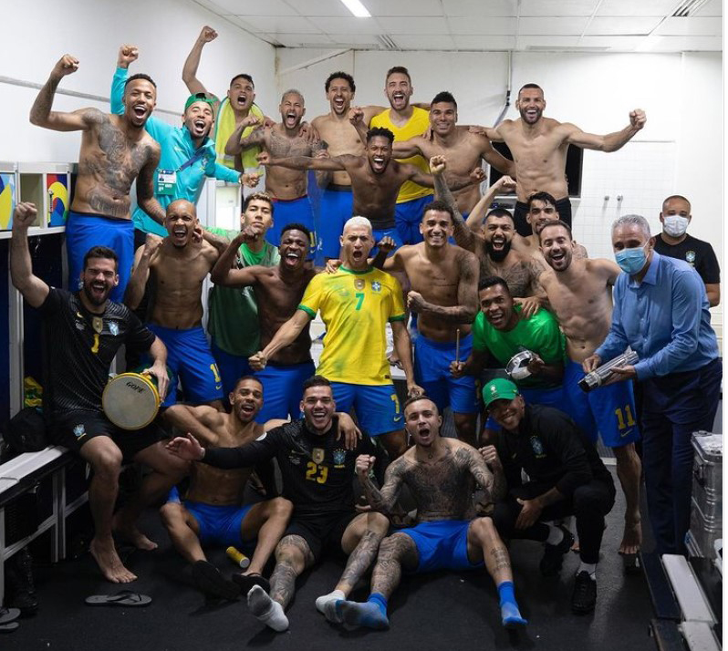 COPA AMÉRICA Seleção brasileira festeja vaga na final da Copa América com samba no vestiário e Tite com reco-reco