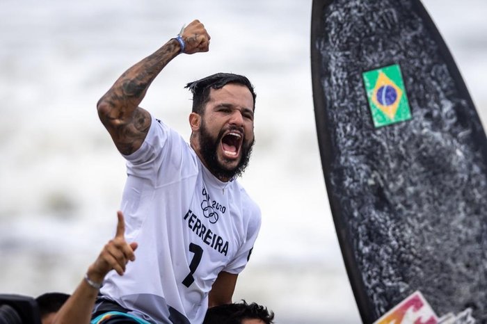 Ítalo Ferreira conquista a primeira medalha de ouro para o Brasil no Surfe