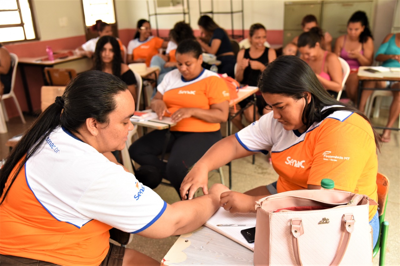 Primeira-dama de Cuiabá entrega certificados para alunos do programa Qualifica Juventude nesta terça-feira (2)