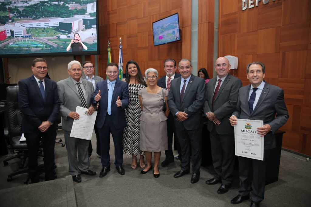 Botelho homenageia 47 profissionais de Administração com atuação em MT