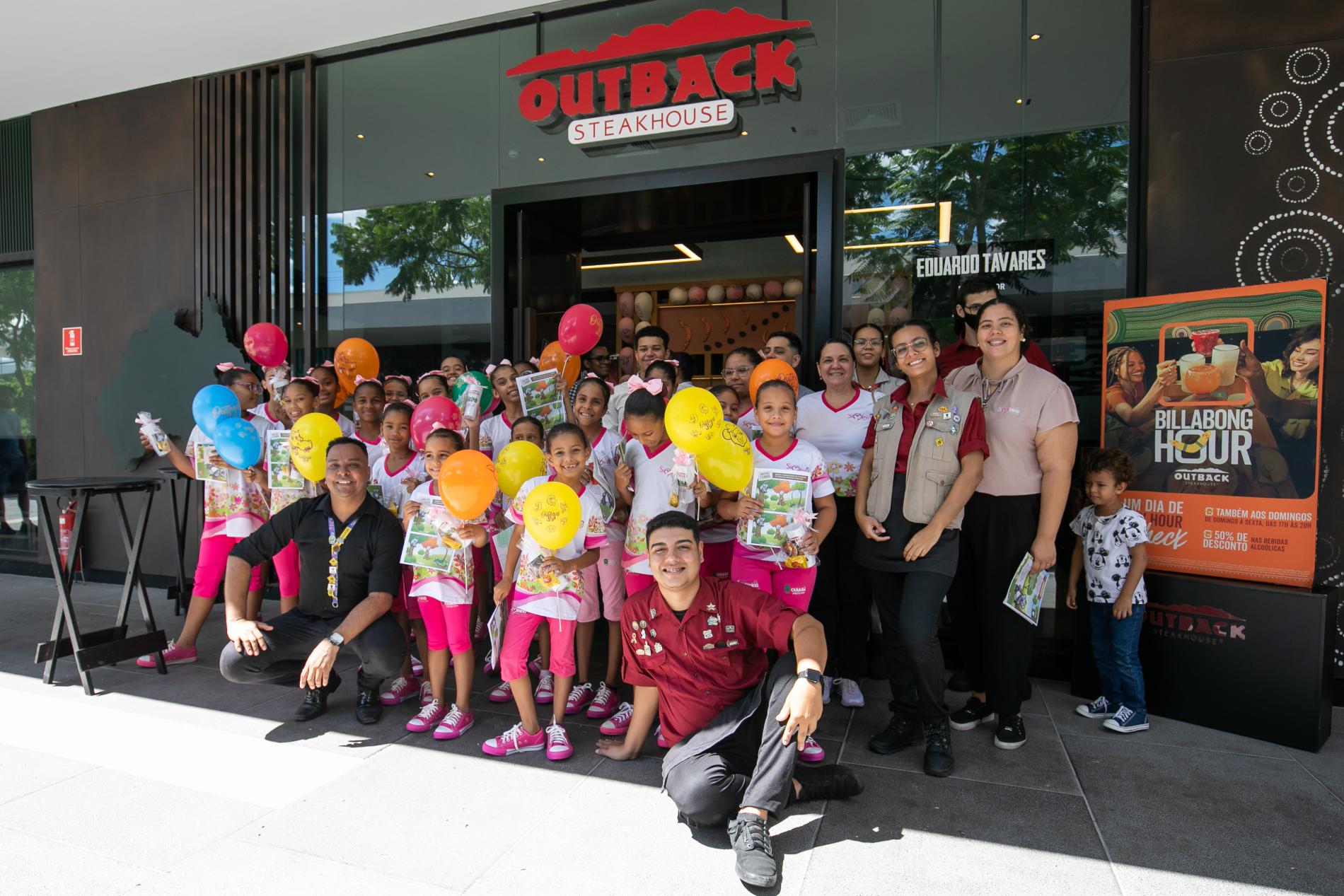 Outback recebe meninas do Siminina em ação social conjunta com a Prefeitura de Cuiabá