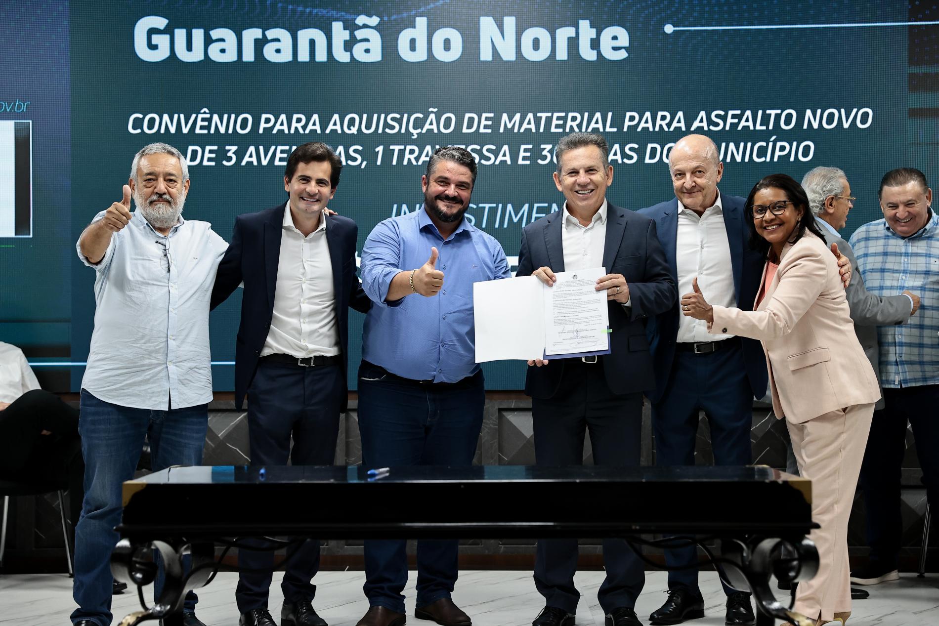 Prefeitos celebram convênios para asfalto urbano: “saímos de 30% para 100% asfaltado