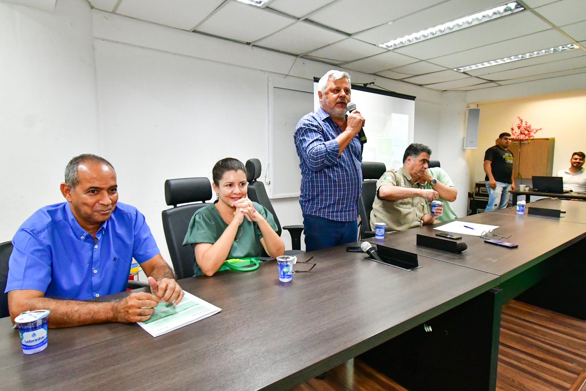 Emanuel Pinheiro e Stopa vão asfaltar 10 bairros de Cuiabá em 15 dias