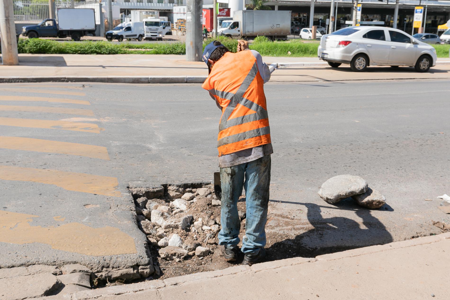 Em Cuiab-a Tapa-buraco atende quatro bairros e Av. Dante Martins de Oliveira