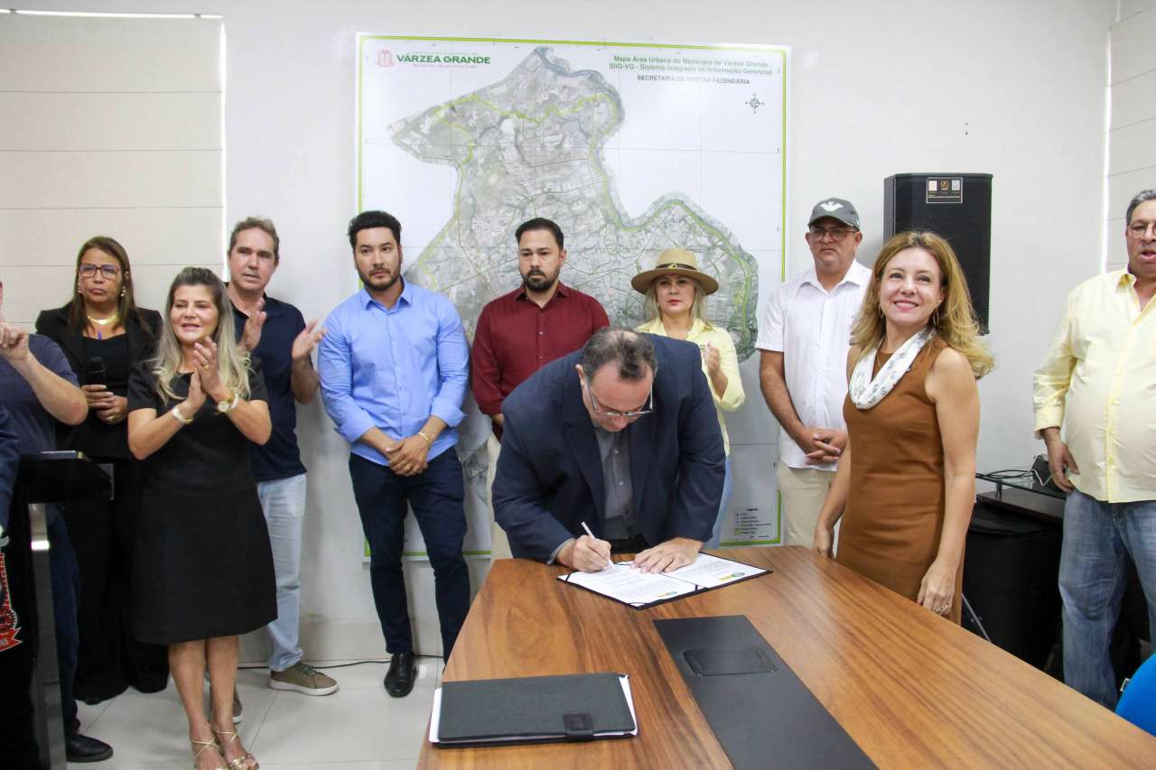 Flávia e Tião empossam três secretários e presidente do Previvag