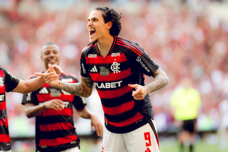 Flamengo domina e goleia Corinthians no Maracanã