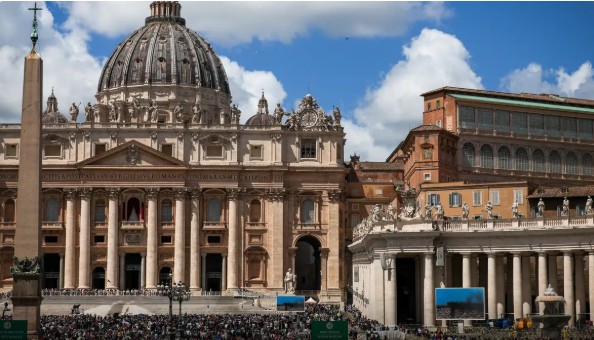Vaticano registra fumaça branca; novo papa é eleito