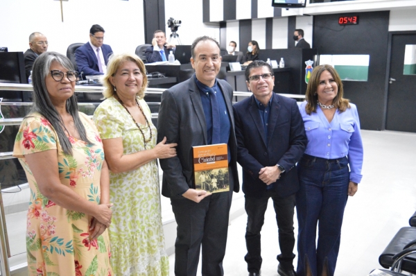 câmara municipal de cuiaba comemora aniversário de 3030 anos de Cuiabá com livro na tribuna livre