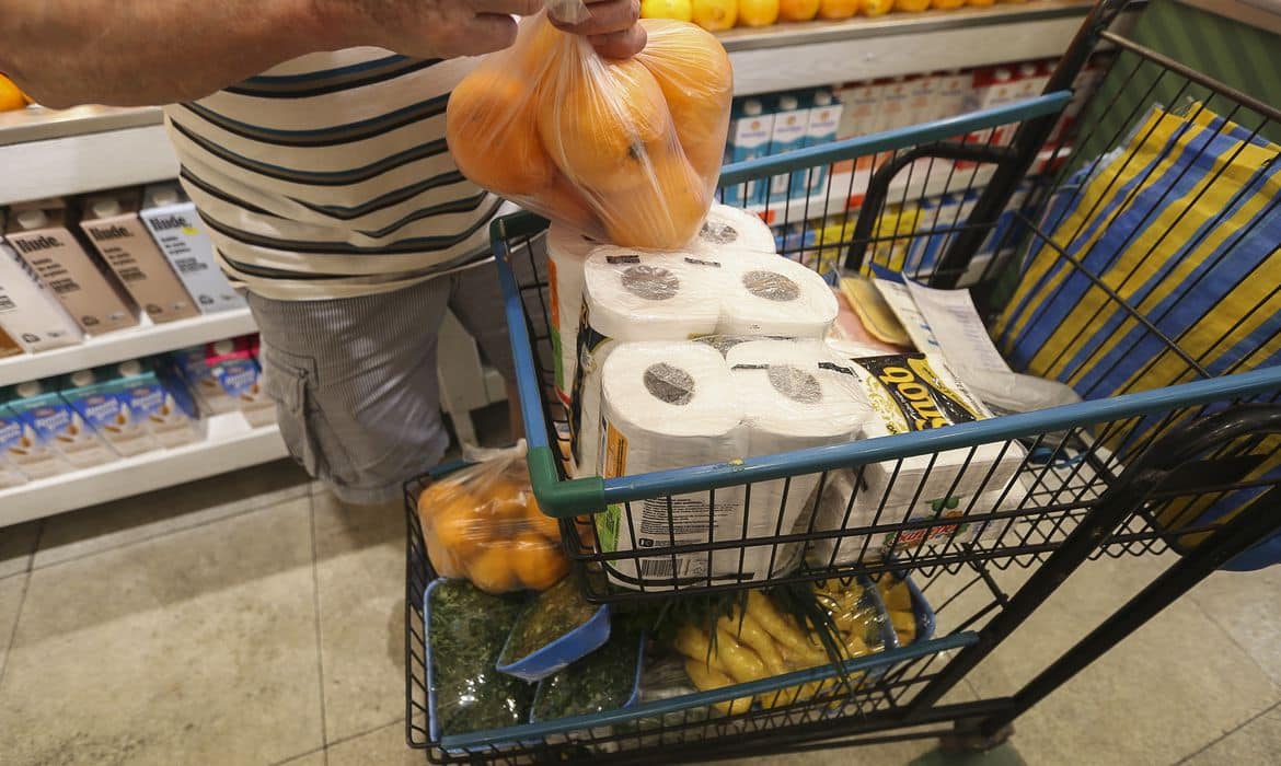 Brasileiro aumentou em mais de 15% valor gasto em supermercados e restaurantes