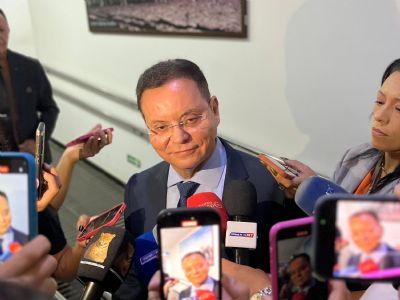 Briga entre suplentes adia licença de Botelho e força saída conjunta com Júlio Campos