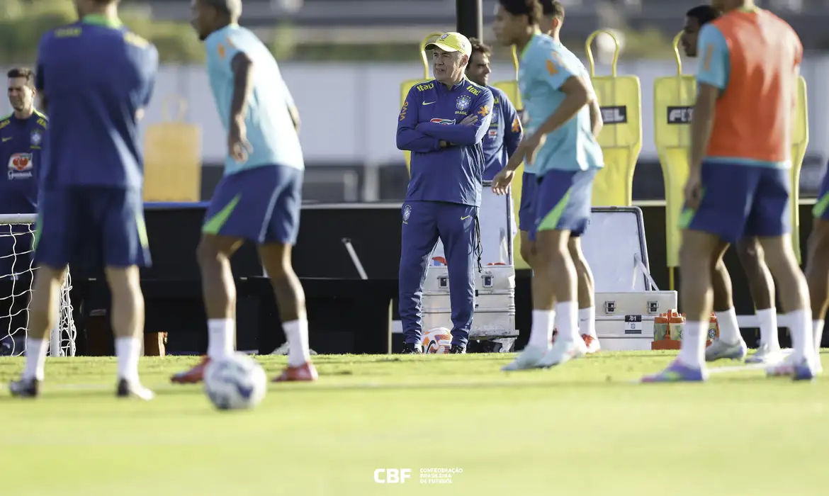Carlo Ancelotti comanda o primeiro treino da seleção brasileira