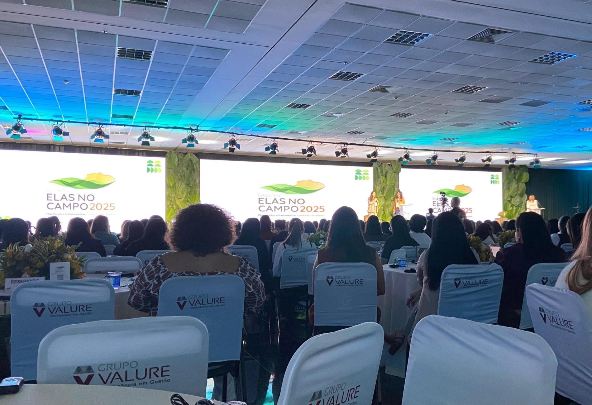 Evento reúne 800 mulheres para discutir protagonismo feminino no agro