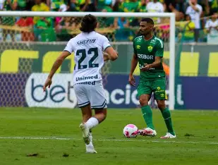 Goiás bate o Cuiabá por 3 a 1, assume liderança e tira Dourado do G-4 do Brasileirão da Série B