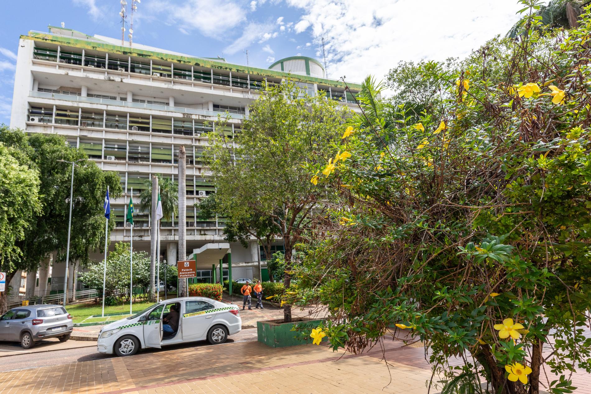 Cuiabá paga salários com aumento para professores e injeta R$ 83 milhões na economia