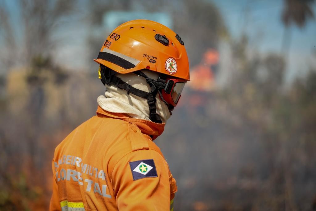 vCorpo de Bombeiros extingue quatro incêndios florestais e combate 12