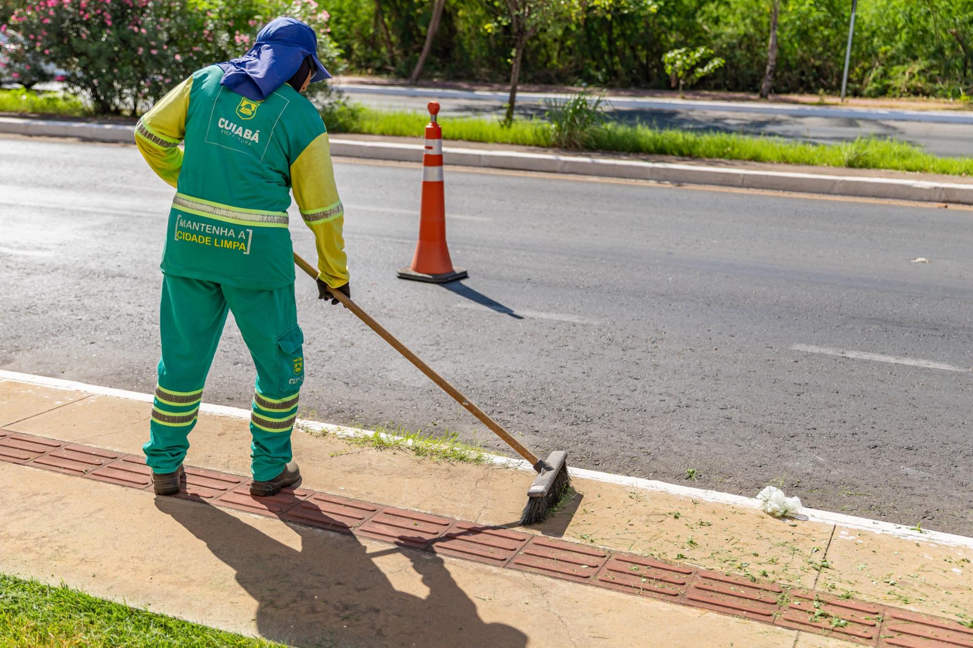 Prefeitura de Cuiabá promove operação de limpeza na Av. Fernando Corrêa da Costa