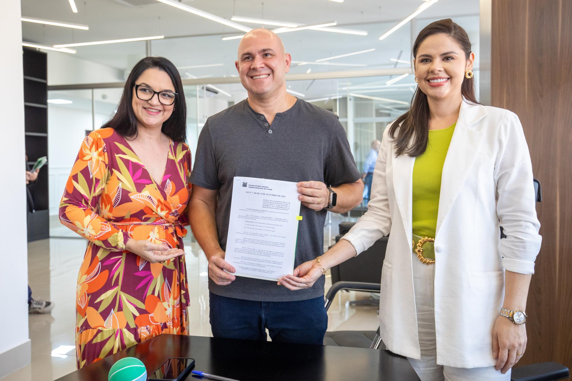 Cuiabá ganha novas leis para celebrar cultura e valorizar o Dia das Mães e dos Pais