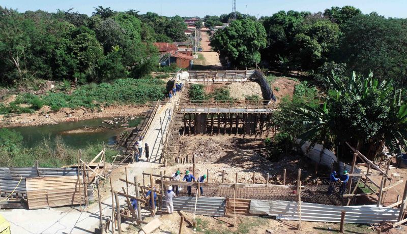 Avançam obras de construção da ponte de concreto do bairro Altos da Serra