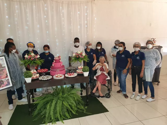 Moradora de Cuiabá chega aos 111 anos com festa em abrigo