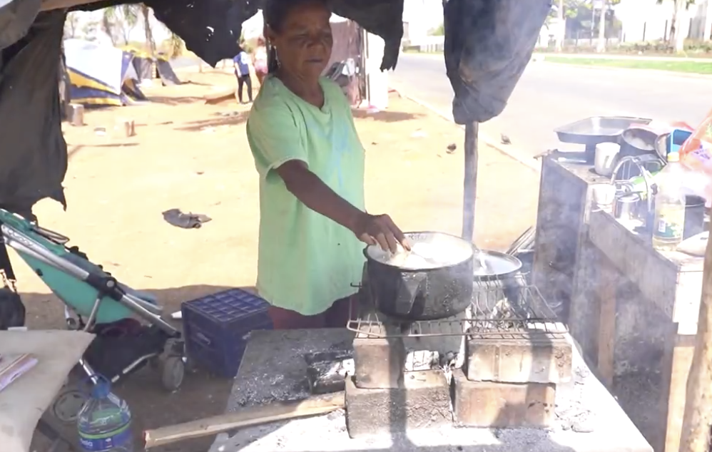 Três em cada dez famílias brasileiras não têm acesso suficiente a alimentos e passam fome