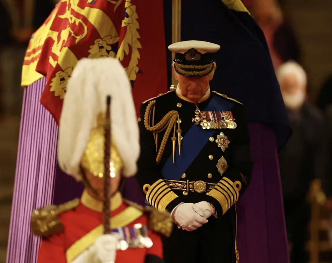 Charles III e os irmãos participam da Vigília dos Príncipes em homenagem à rainha Elizabeth II